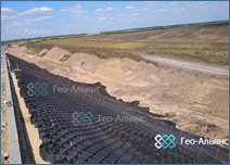 Укрепление склона объемной георешеткой вдоль автодороги