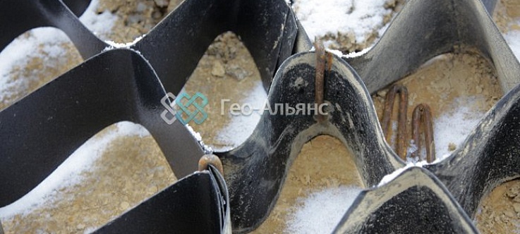 Геоячейки, заркепленные анкерами