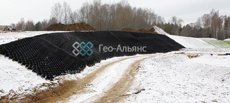 Укрепление склона георешеткой вдоль автомобильной дороги