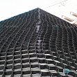 Объемная георешетка в основании инверсионной кровли банного комплекса